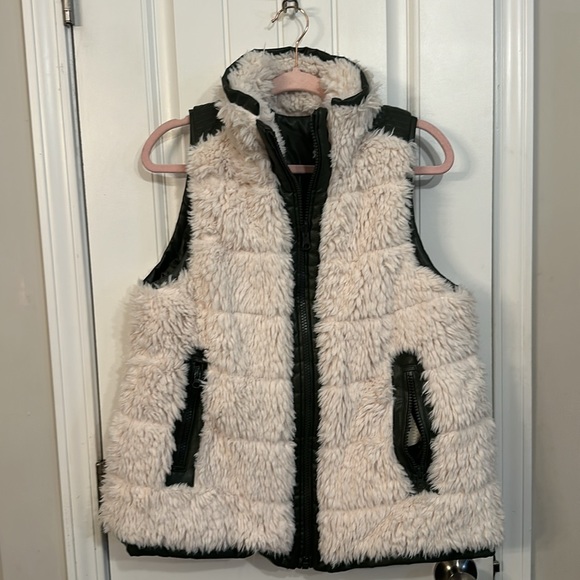 Tuckernuck Reversible Green Faux Leather and Sherpa Vest Size Medium - Picture 2 of 14